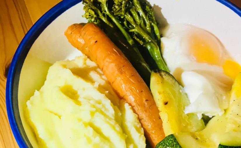 Huevo poché con verduras al dente y puré de&nbsp;patata