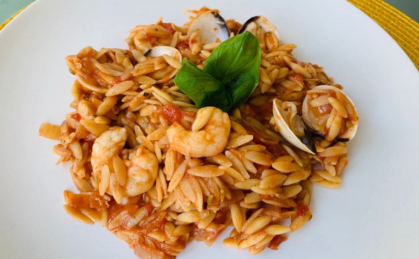 Orzo (pasta con forma de arroz) con salsa de tomate y&nbsp;langostinos