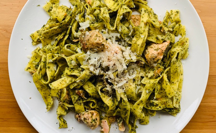 Tallarines con salmón y crema de&nbsp;espinacas